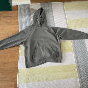 Oversize hoodie - En jättefin hoodie som är använd men den är i bra skick. Jag säljer den då den inte är min stil längre.