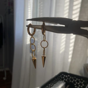 Guld örhängen  - Säljer dessa jätte fina örhängen som jag gjort själv. Inga alls defekter men de är inte rostfria.. 