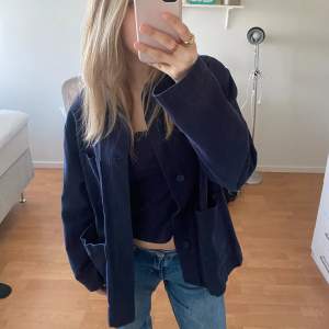 Säljer min superfina oversized jeans jacka som är perfekt nu till våren 🤍 Endast använd några fåtal gånger 💕