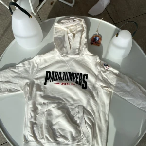 Parajumpers hoodie  - Parajumpers Hoodie säljes för den ej kommer till användning. Använd men i bra skick. Storlek M. Tags ingår. Pris kan diskuteras vid snabb affär 