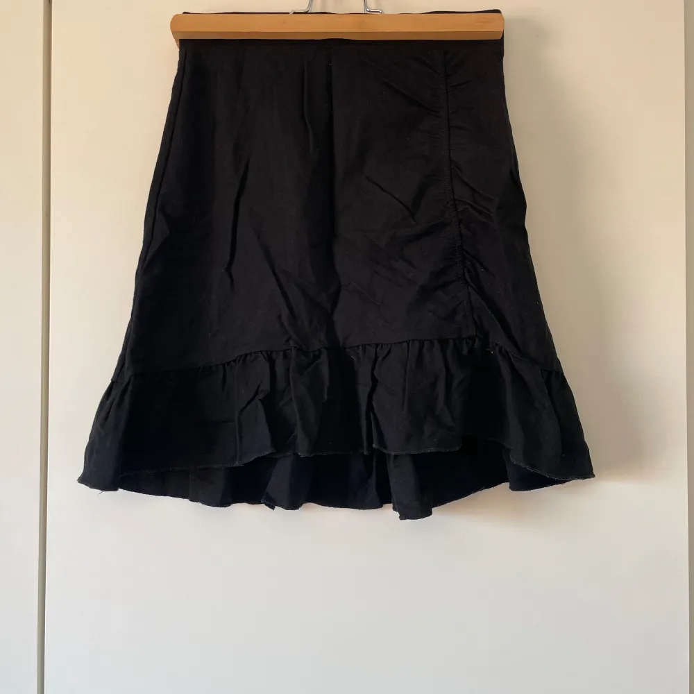 Säljer denna kjol ifrån Gina Tricot då den är för liten.. Kjolar.