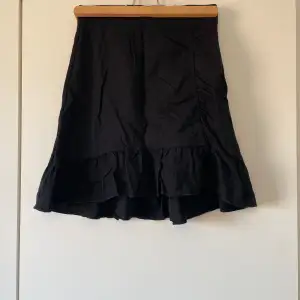 Säljer denna kjol ifrån Gina Tricot då den är för liten.