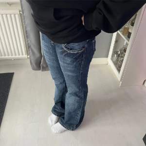 Säljer dessa snygga jeans som tyvärr inte passade jättebra! Fint skick💗