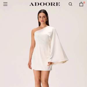 Oanvänd klänning från Adoore med prislapp kvar 💞 Priset går att diskutera 