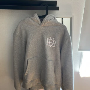BVALDI Hoodie  - Skick:9/10 använd kanske 6-7 ggr Nypris: 1200kr Strl: L