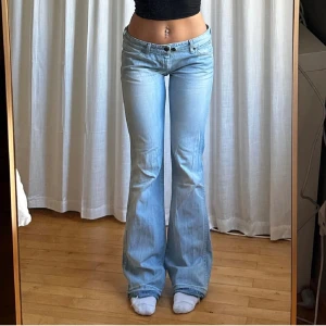 Wrangler jeans - Säljer vidare dessa jätte fina wrangler Jeans 🥰skriv om du har frågor och det går att köpa med köp nu! 