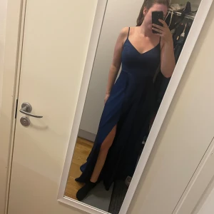 Långklänning  - Superfin klänning som har ett underbart fall, Tyvärr kommer den inte till användning 