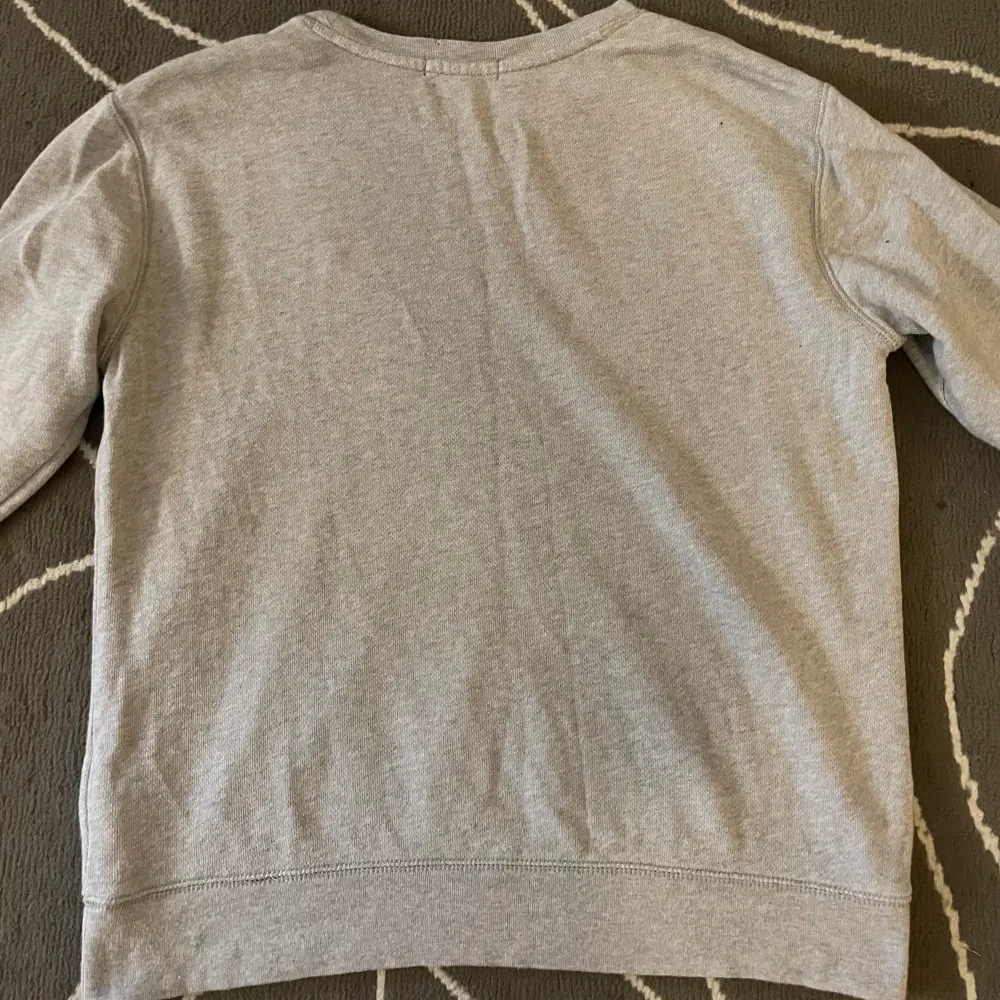 Tjena, säljer nu denna riktigt snygga och sköna Ralph lauren tröjan, den är i 14-16 år som motsvarar xs, modellen på bilden är 170 och väger 55, hör av er vid frågor och funderingar🙌🤝. Tröjor & Koftor.