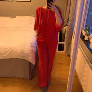 Knallröd jumpsuit med fickor För lång för mig (jag är 164 cm) Superfint skick