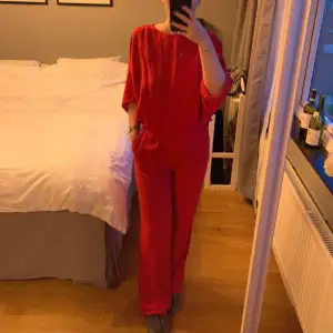 Knallröd jumpsuit med fickor För lång för mig (jag är 164 cm) Superfint skick