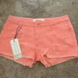 Rosa shorts vero Moda  - Säljer dessa jätte snygga shorts i xs / xxs/32 💓det är helt nya oandvända med prislapp💓vid snabb affär: 150kr