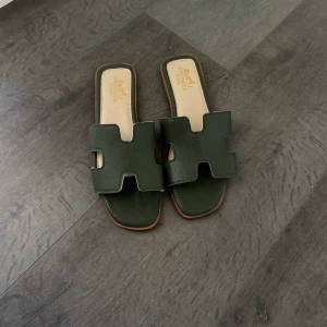 Tofflor - Tofflor i bra kvalitet💕 dessa har legat undan lagda i garderoben därav ser dem lite mosade ut.