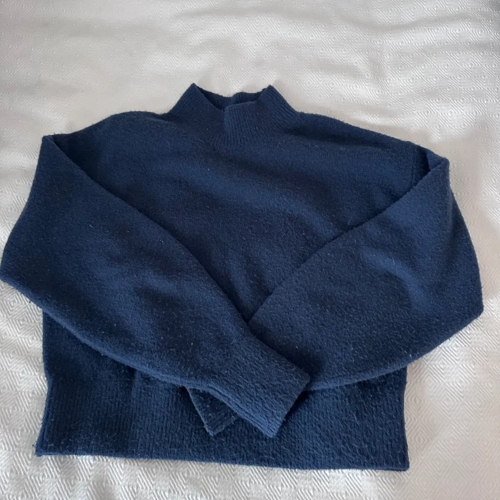 Jättefin mörkblå stickat tröja från & other stories. Använd 1-3 gånger❤️❤️❤️. Tröjor & Koftor.