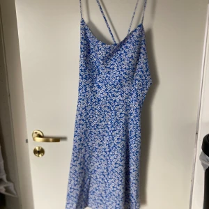 Ny klänning strl S  - Helt ny klänning i strl S. Köpt från Shein.  Obs, det står storlek M i klänningen, men den är som en S. Dold dragkedja bak och knytblus reglerbara axelband. 