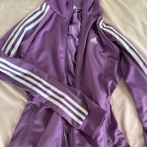 Adidas jacka/kofta - Cool kofta/jacka från adidas, sitter lite löst men inte oversized på mig som brukar ha xs/s💞