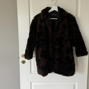 Pälsjacka - Trekvartsärmad pälsjacka i leopard mönster! Bra skick förutom att det fattas några knappar, inget man lägger märke till. Ge gärna egna prisförslag ☺️
