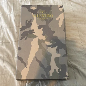 Valentino rockrunner  - Här är ett par skit feta valentino rockrunner. De är använda nångång kanske men inte mer än så de är i ett super bra skick. Allt og tillkommer || nypris 7000 || vårat pris 2500. Priset ej hugget is sten. Mvh North-resell. 