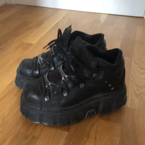 New Rocks - New Rock skor skitfeta rätt bra skick bara smutsiga o lite slitna men går att tvätta bort🙏🙏🙏