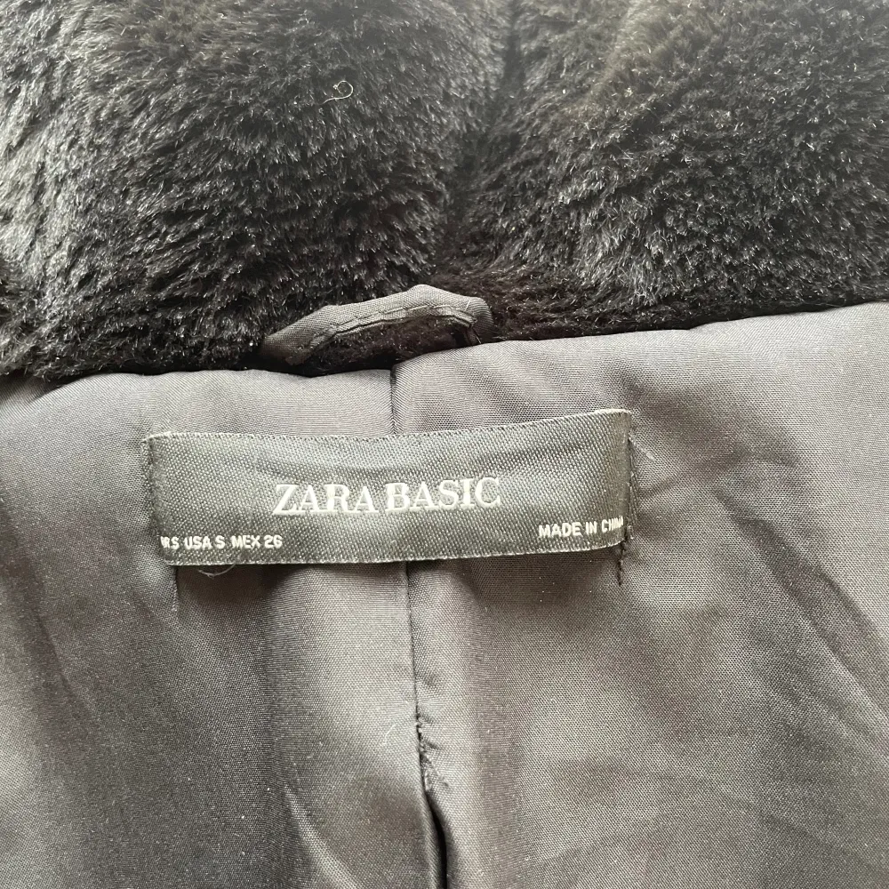 En svart pälsjacka perfekt nu till vår och sommar🙌🙌 Från Zara Basic i storlek S, kan stängas och har luva!🌟. Jackor.