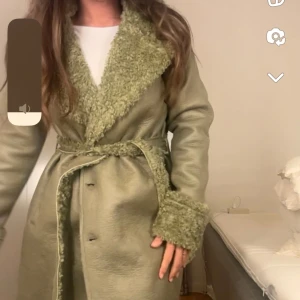Skogsgrön kappa - Jätte drömmig grön kappa som funkar perfekt till vår & höst. Kappan är rätt lång och sträcker sig ner över mina fötter (jag är 1,60 lång). Fått hur många komplimanger som helst. Jackan är i perfekt skick som ny. Köpt på NAKD. Nypris 1299:- 