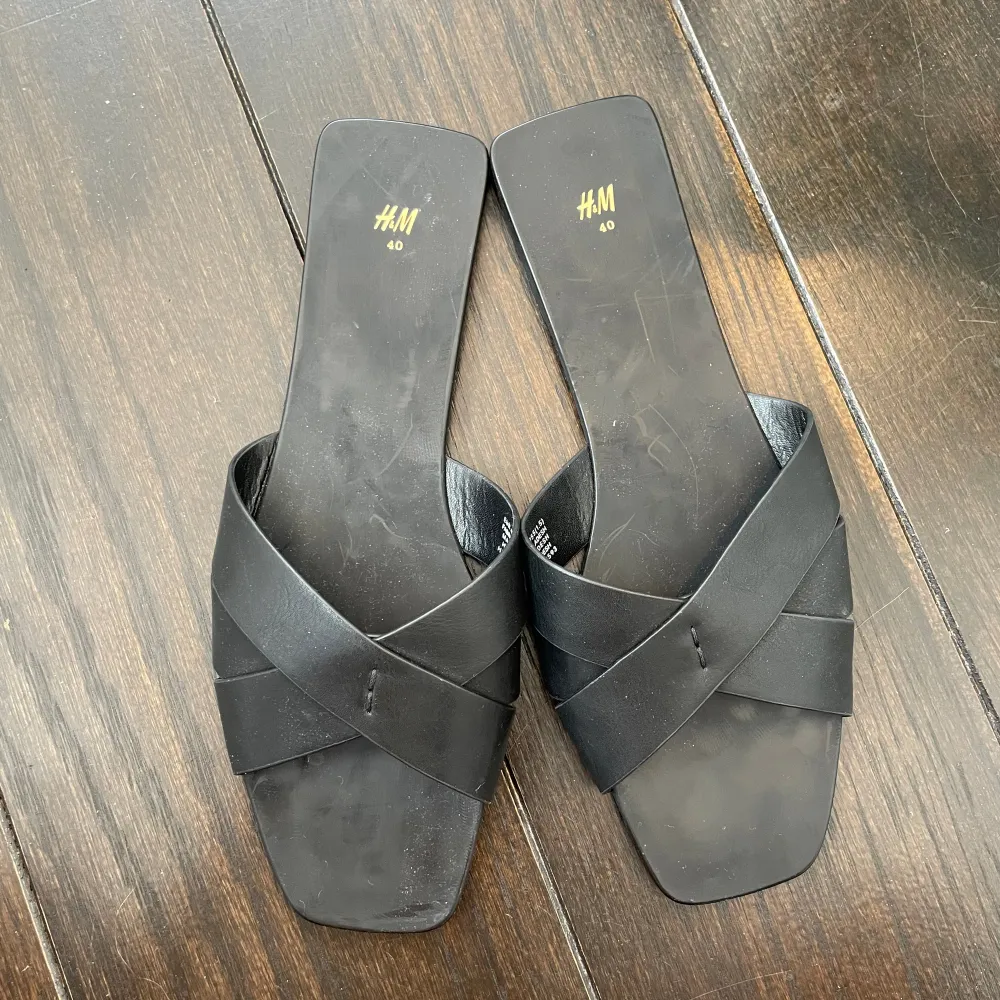 Ett par svarta platta sandaler i storlek 40 från H&M✨ Använt runt 5 gånger men inget som syns! Jättefina nu till sommaren😍😍. Skor.