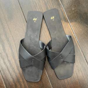 Ett par svarta platta sandaler i storlek 40 från H&M✨ Använt runt 5 gånger men inget som syns! Jättefina nu till sommaren😍😍