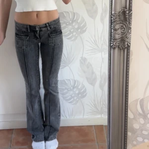 Low waist jeans  - Säljer mina Low waist jeans från Nelly i storlek 32! Använt endast 1 gång✨ - orginalpriset 699kr säljer nu för 420kr -innerbenets längd 79cm och för att kunna jämföra så är jag 168cm 💗💗