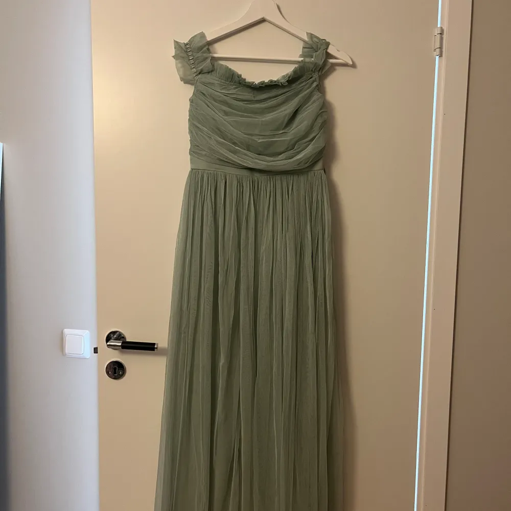 Fin turkos festklänning för någon under 160cm. Köpt från Asos och använt 1 gång på ett bröllop. Jag har klippt tyget istället av att sy upp men det går att snygga till om man vill. Kan skicka mer bilder om intresset finns.. Klänningar.