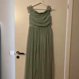 Fin turkos festklänning för någon under 160cm. Köpt från Asos och använt 1 gång på ett bröllop. Jag har klippt tyget istället av att sy upp men det går att snygga till om man vill. Kan skicka mer bilder om intresset finns.