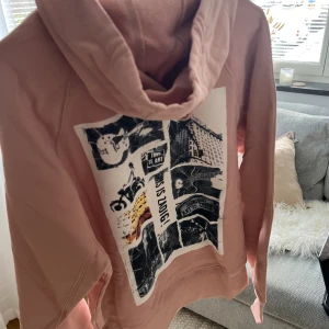 Zadig & Voltaire hoodie - Hoodie från Zadig & Voltaire som är helt oanvänd. Den är testad en gång därav att prislappen har åkt av. Köpt för 248$