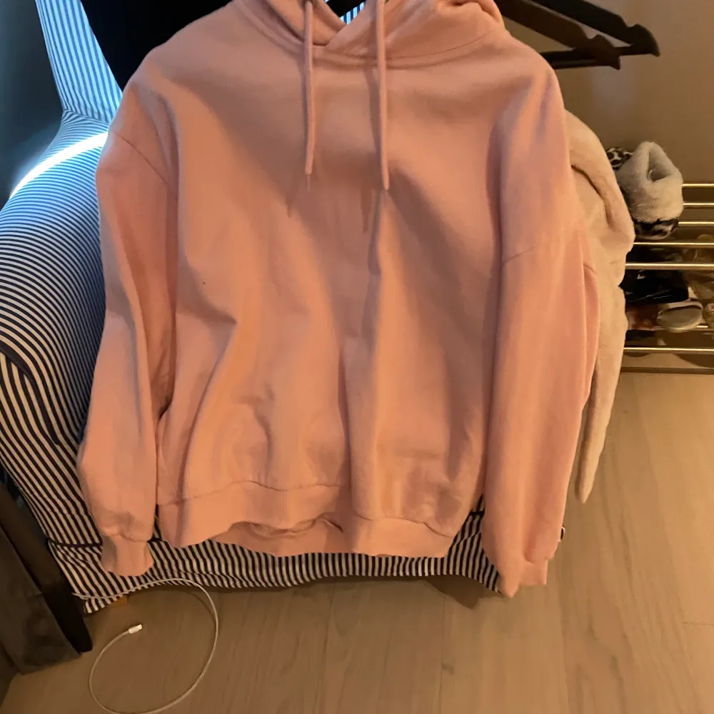 hoodie från lager 157. använd fåtal gånger och är i väldigt bra skick. . Hoodies.