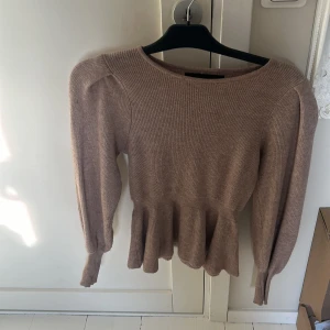 Stickad topp - Jätte fin stickad top med resor i midjan från ONLY, i storlek S. Använd fåtal gånger och är i väldigt fint skick