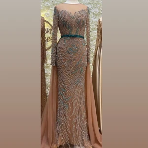 Festklänning  - Hej tjejer! Säljer nu min vackra klänning som är köpt från Albanien, första ägaren. Storlek 36/38 dock är den väldigt stretchig, använd endast en gång. Orginalpris 8000 kr, nypris 4000kr men kan diskuteras vid en snabb affär. Finns i Strängnäs kan fraktas