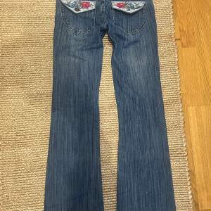 Lågmidjade bootcut jeans med jättecoola bakfickor. Midjemåttet är ca 37 cm och innerbenslängden ca8 82 cm. Skriv vid funderingar🩷