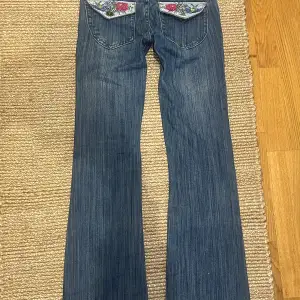 Lågmidjade bootcut jeans med jättecoola bakfickor. Midjemåttet är ca 37 cm och innerbenslängden ca8 82 cm. Skriv vid funderingar🩷