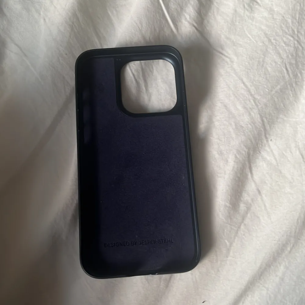 Ett mörkblått mobilskal från nudient för iPhone 13 pro!! Säljer då jag beställde fel storlek och hann inte returnera. Nypris 400kr 🤍😇. Övrigt.