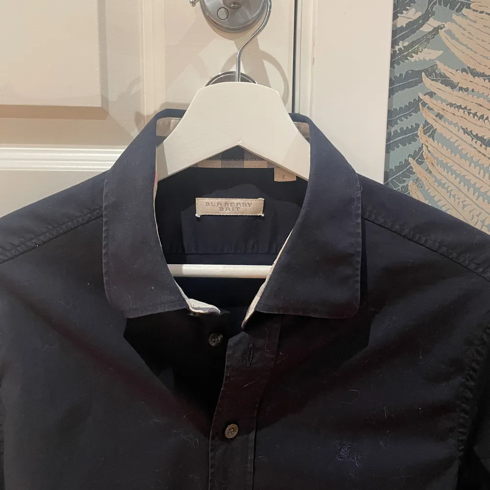 Klassisk Burberry skjort i svart, går aldrig fel och perfekt nu inför sommaren. Retail: ca 5500kr. Passa på! Allt gott, mvh W. Skjortor.