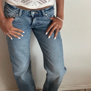 Lågmidjade jeans lowwaist - Använda endast 1 gång så de är i väldigt fint skick!!❤️Nypris 590kr och mitt pris är 290kr 🙌🏼💕