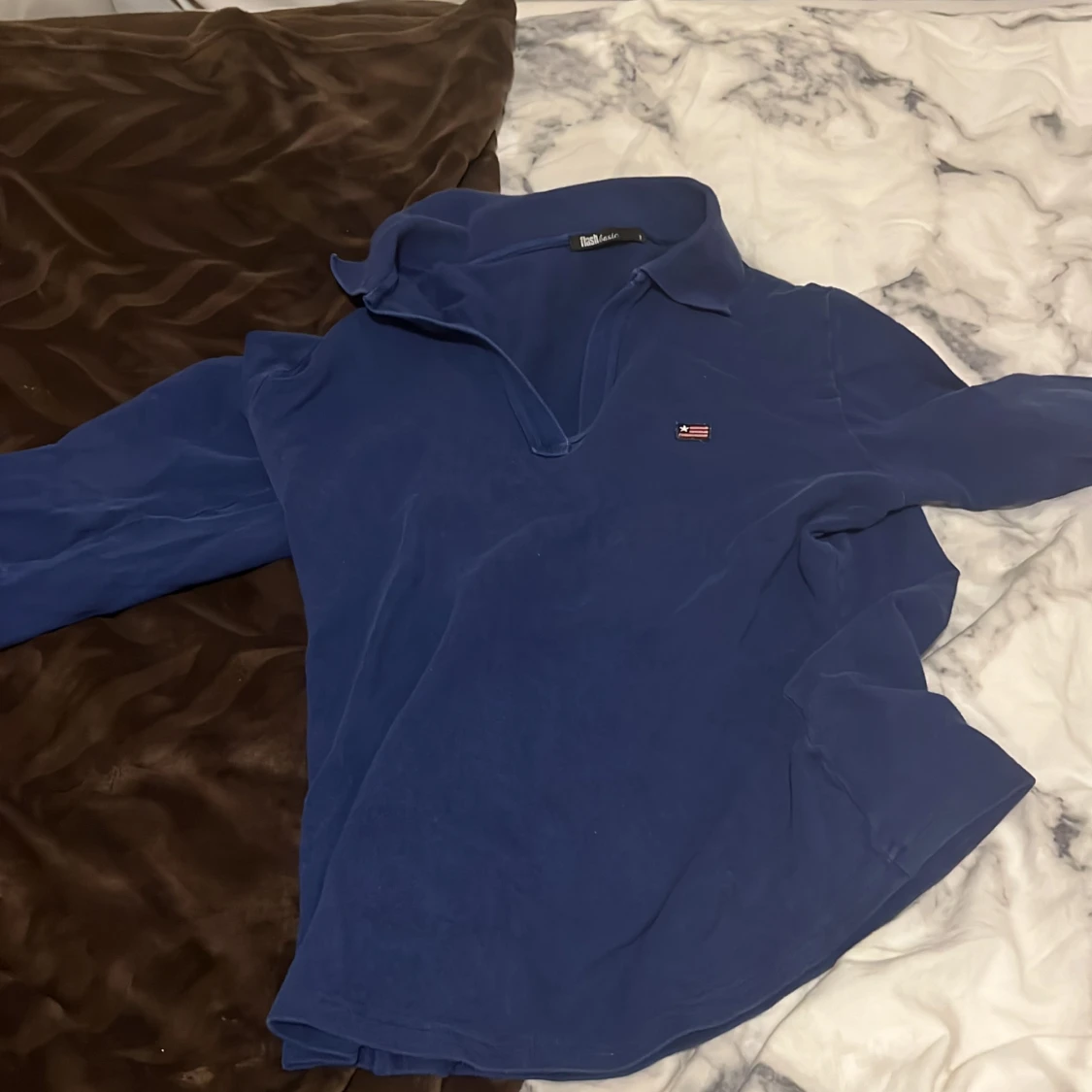 V ringad blå tröja