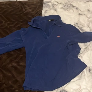 V ringad blå tröja - Korta ärmar, bra skick, storlek M