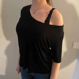 Svart T-shirt  - Svart T-shirt från hm i storlek L jag har vanligt vis S-M💕