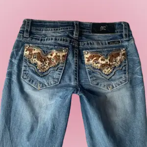 så söta lowaist bootcut miss me jeans med unika fickor, säljer då det tyvärr är lite för små för mig och lite för korta, är 163cm för referens. waist 26, skriv för mått:) 💕💕 går ej ner i pris.