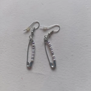 Örhängen  - Jättefina handgjorda örhängen. Har inte testat dem på men om man vill se dem på så kan man höra av sig. Skriv gärna innan ett köp och fråga frågor om ni har några💗