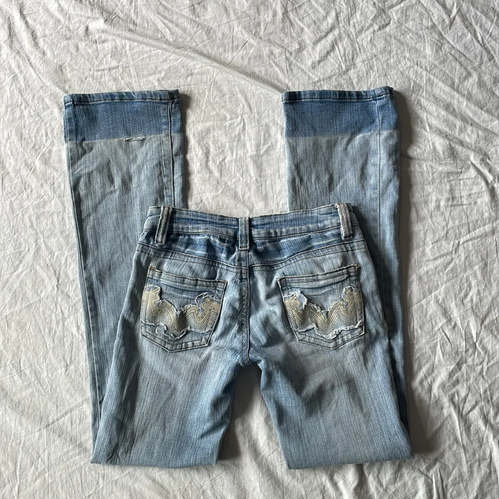 Bra skick! Lite urtvättade(materialet lite tunnare än nya jeans) och en defekt i sista bilden, mått: midjemått rakt över 34-39 (stretch) grenhöjd 19 benöppning 19,5 Innerbenslängd ca 81cm💗 passar någon mellan 170-175. Jeans & Byxor.
