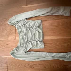 Grön top💚 - Väldigt fin grön top 💚 bra skick, använd endast en gång💚 (har lagt upp den i svart även gå in i profilen) 