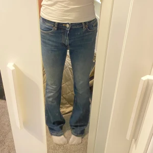 Jeans - blåa botcut jeans från zara som är använd ett par några gånger, då jag inte tycker jag passar i dom men annars super fina. skulle även säga att byxorna är mer som i storlek 36 än 38 💕 köpt för 450kr men pris kan även diskuteras 💕