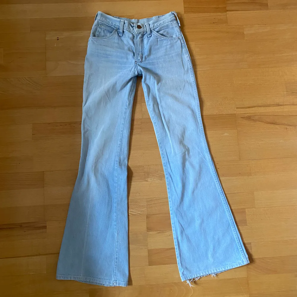 Sjukt snygga vintage mid-waist bootcut jeans som tyvärr är för små för mig💕innebenslängd: 83 cm . Jeans & Byxor.