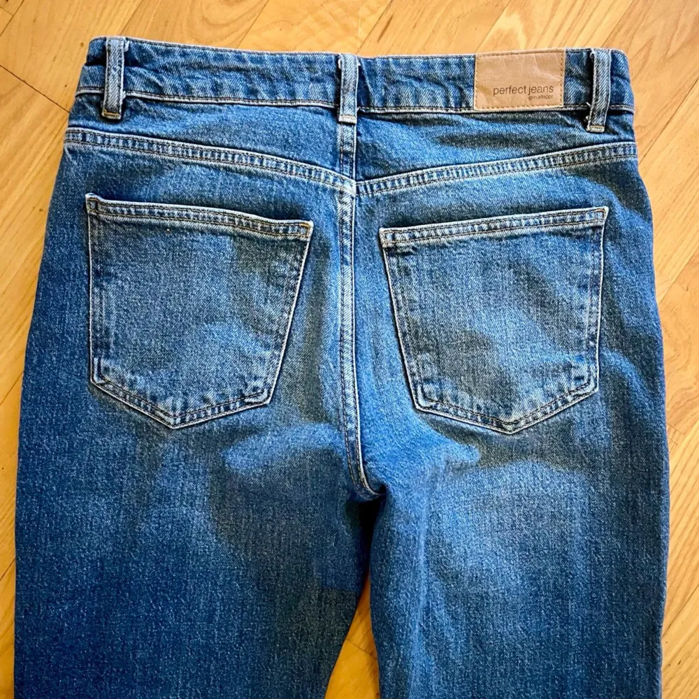 Mörkblåa jeans från perfect jeans Gina tricot. Storlek 36. Inte så mycket använda. . Jeans & Byxor.