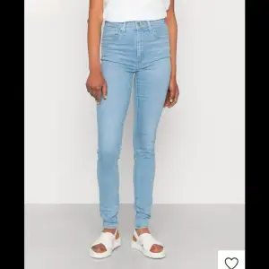 Blåa mile High super skinny jeans i färgen light indigo. Slutsålda på hemsidan💙 nypris 1200kr