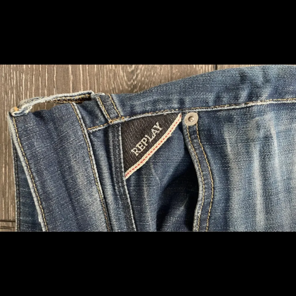 Replay jeans som jag har klippt till jeansshorts med lite slitna detaljer. Väldigt slitna och urtvättade vid skrevet (se sista bilden). Shorts.